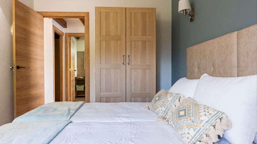 habitación doble con armario empotrado apartamento en Cangas de Onís, Asturias.
