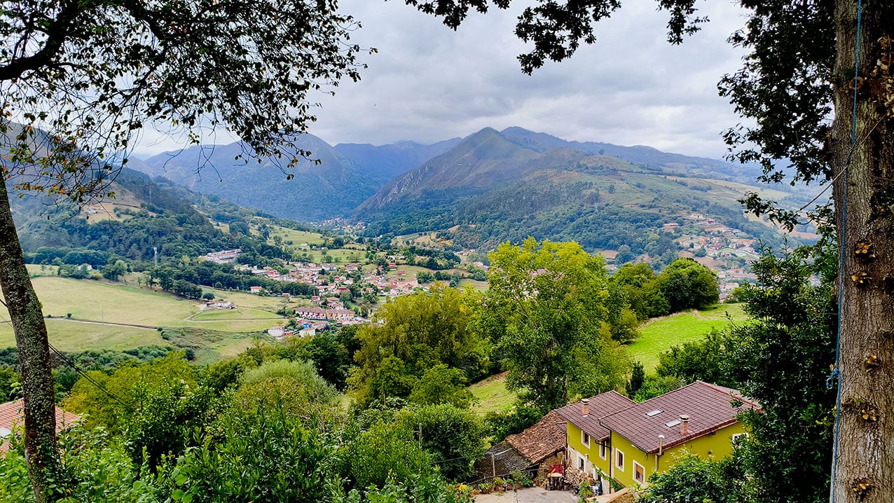 Vistas general  de Cangas de Onís desde terraza apartamentos turísticos. Asturias